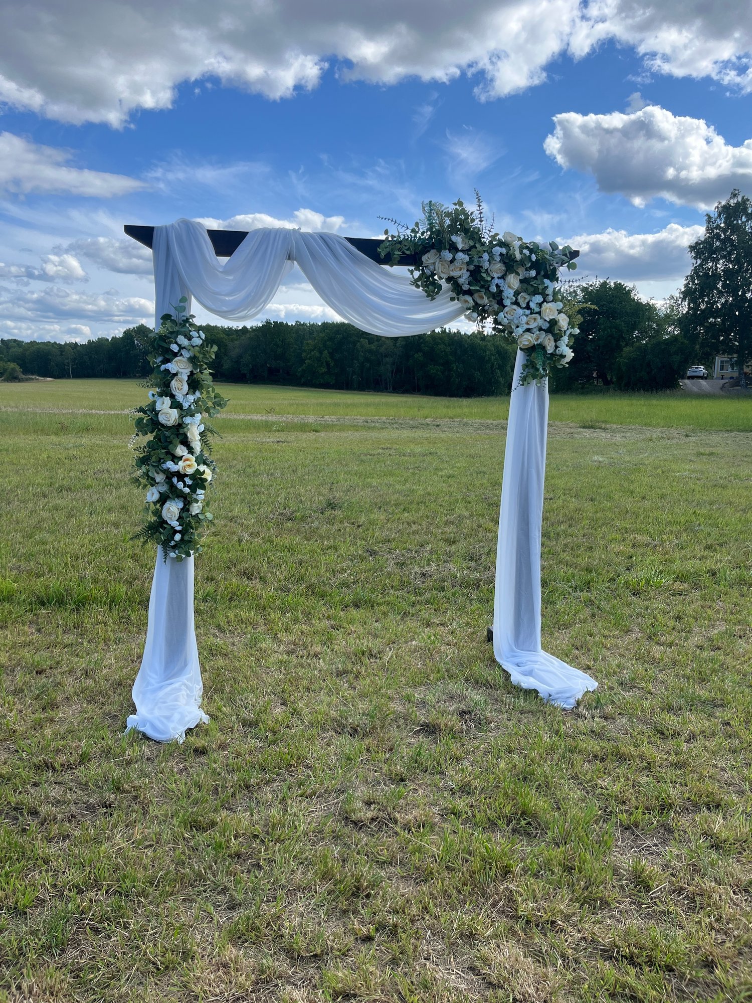 White Elegance bröllopsbåge på åker