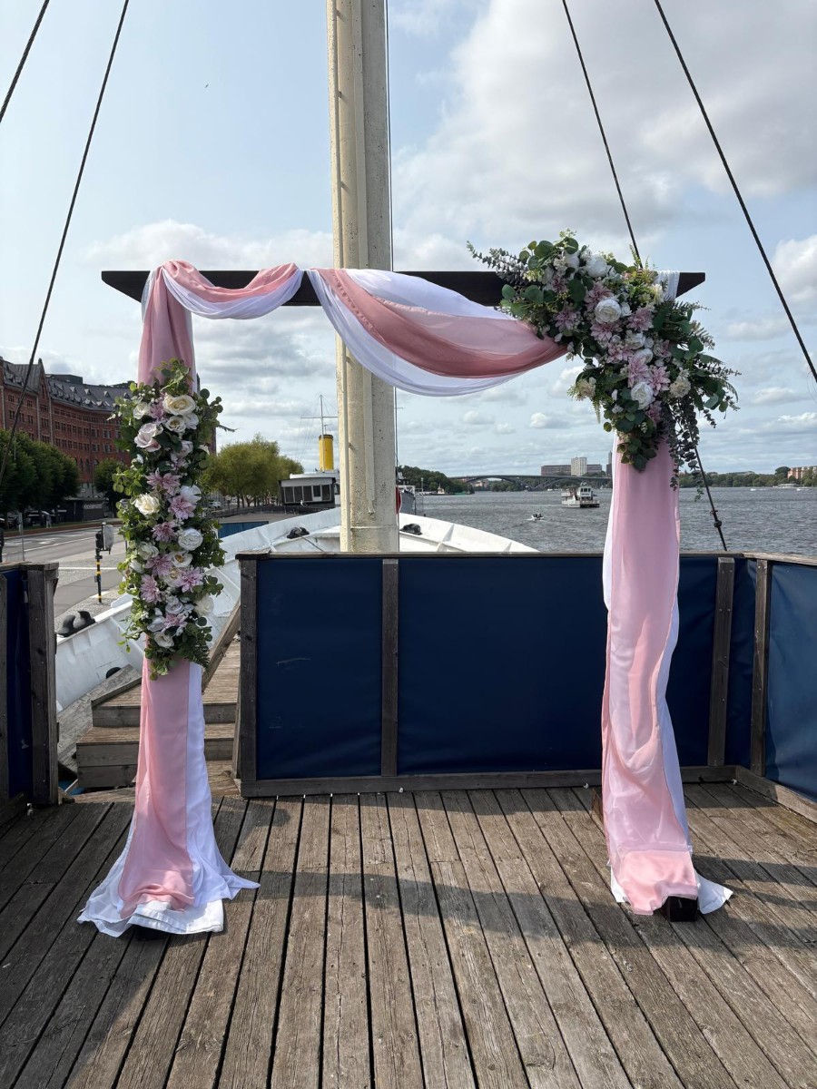 Pink Romance bröllopsbåge på båt